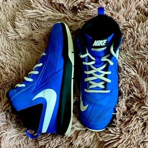 NIKE Kids' Team Hustle D 7 Basketball Shoes